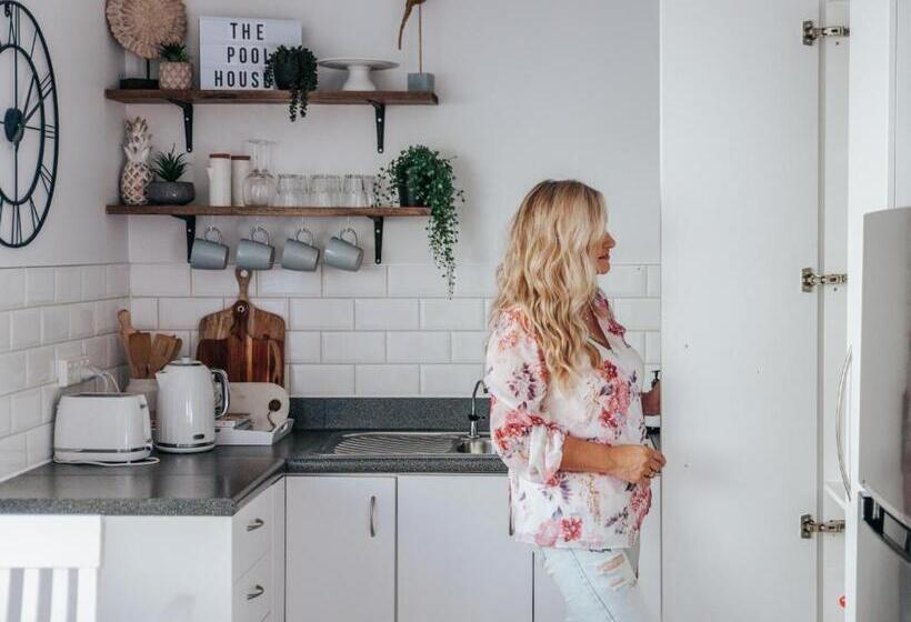 샬레, Rustling Oaks Nz Boho Pool House