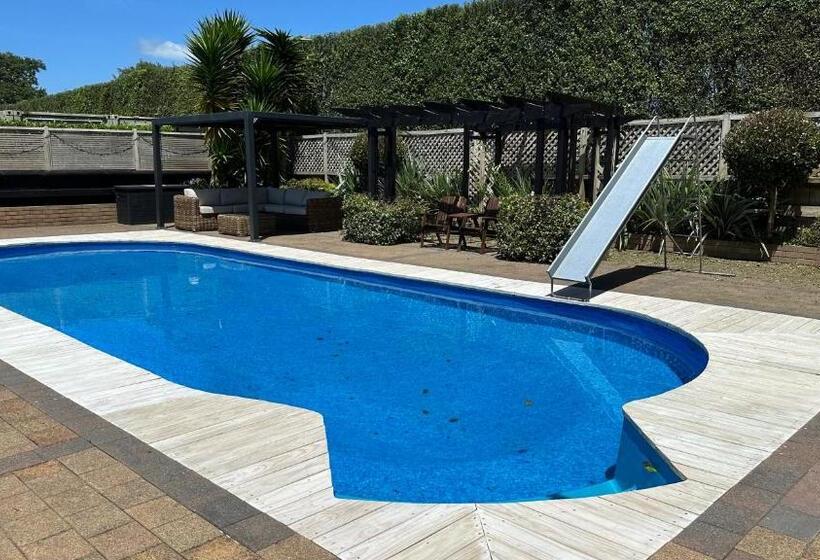 샬레, Rustling Oaks Nz Boho Pool House