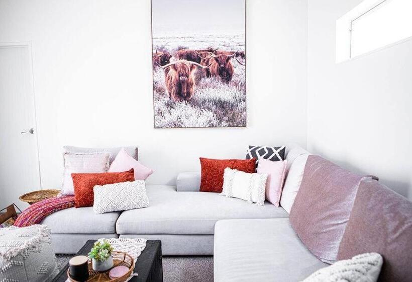 샬레, Rustling Oaks Nz Boho Pool House