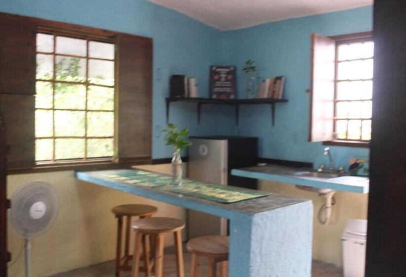 סטודיו משפחתי, Apartment Close To The Town Utopia