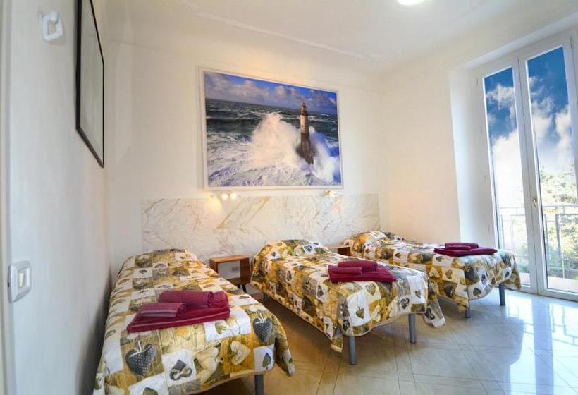 اتاق استاندارد سه نفره, La Marina