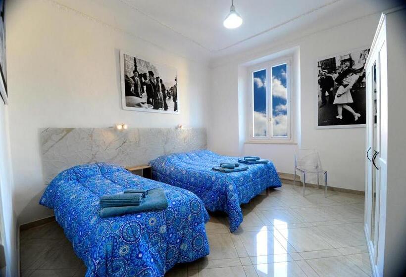 اتاق سه‌نفرۀ استاندارد با سرویس بهداشتی بیرون از اتاق, La Marina