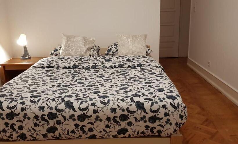 اتاق استاندارد با چشم‌انداز باغ, Rose View Guest House