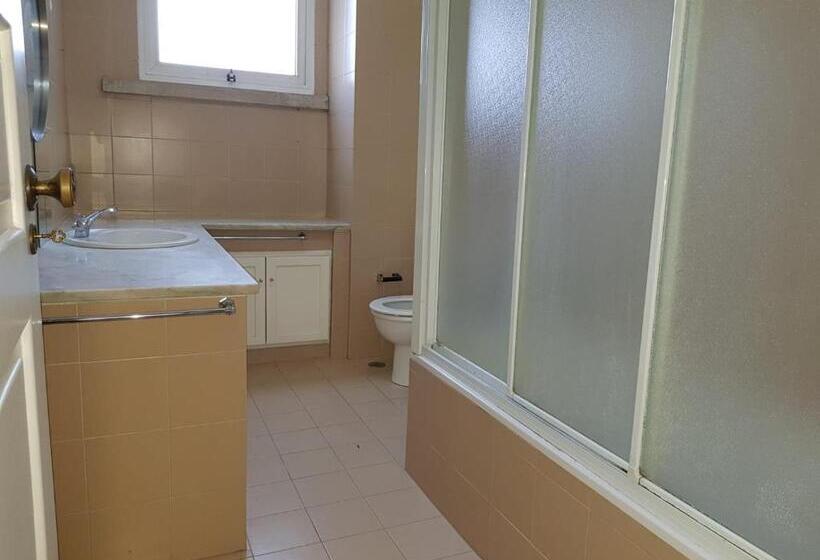 اتاق استاندارد چهارنفره با چشم‌انداز باغ, Rose View Guest House
