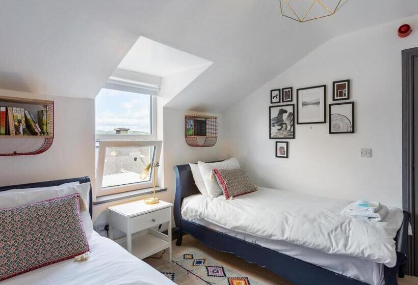 1 Bedroom Penthouse Apartment, Macs Townhouse Dungarvan