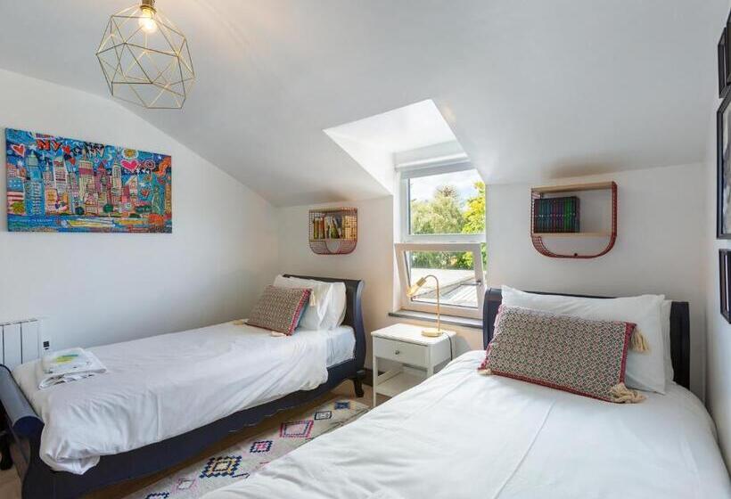1 Bedroom Penthouse Apartment, Macs Townhouse Dungarvan