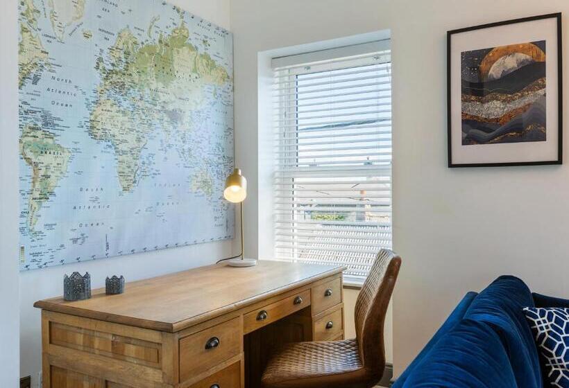 1 Bedroom Penthouse Apartment, Macs Townhouse Dungarvan