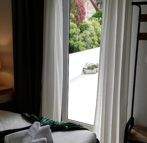 Полулюкс Вид на Сад, Victória Guest House