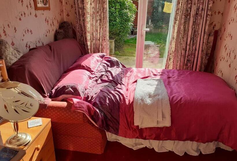 חדר יחיד נוף לגינה, 2 Single Beds For 2 Guest, Large Room, Sofa, Netflix, Garden View, Patio & Seating