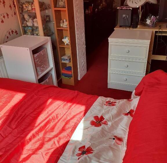 חדר יחיד נוף לגינה, 2 Single Beds For 2 Guest, Large Room, Sofa, Netflix, Garden View, Patio & Seating