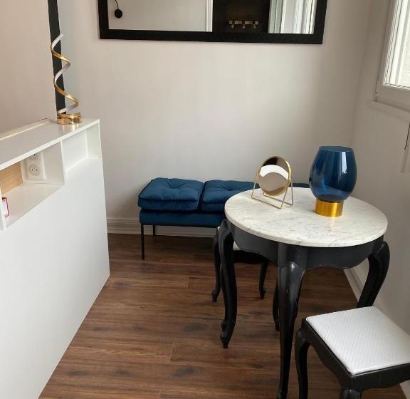 اتاق استاندارد, A La Villa Perroy Les Chambres Sont Spacieuses Et Les Petit Déjeuners Offerts