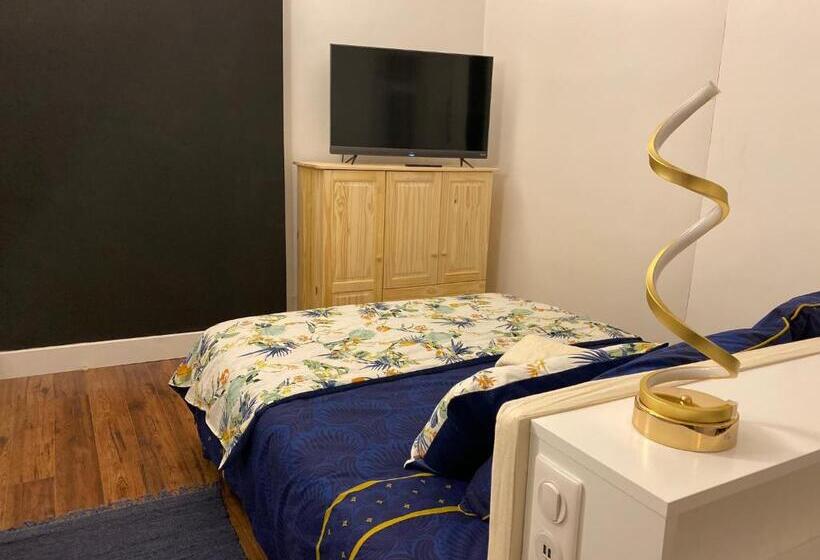 اتاق استاندارد, A La Villa Perroy Les Chambres Sont Spacieuses Et Les Petit Déjeuners Offerts