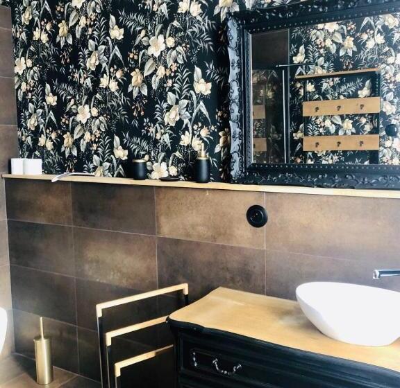 اتاق لوکس با بالکن, A La Villa Perroy Les Chambres Sont Spacieuses Et Les Petit Déjeuners Offerts