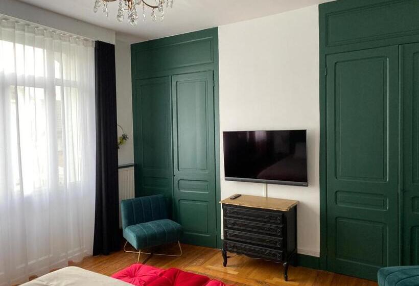 اتاق لوکس با بالکن, A La Villa Perroy Les Chambres Sont Spacieuses Et Les Petit Déjeuners Offerts