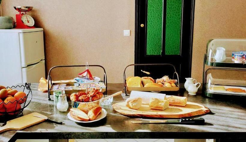 اتاق سوپریور, A La Villa Perroy Les Chambres Sont Spacieuses Et Les Petit Déjeuners Offerts