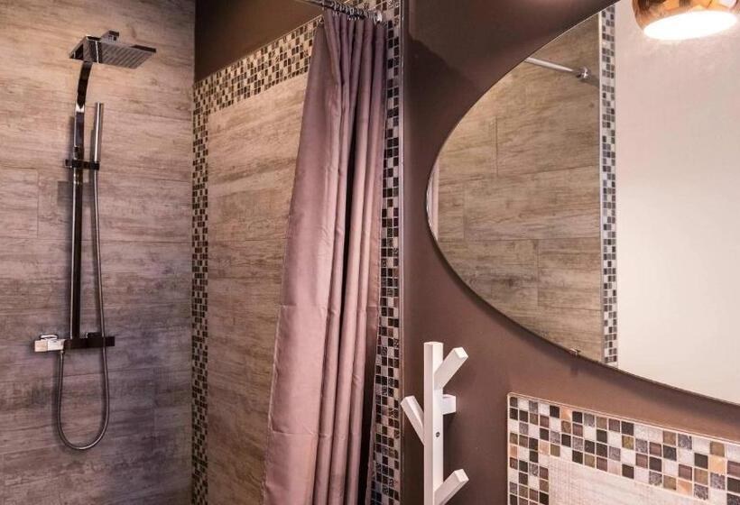 اتاق استاندارد سه نفره, A La Villa Perroy Les Chambres Sont Spacieuses Et Les Petit Déjeuners Offerts
