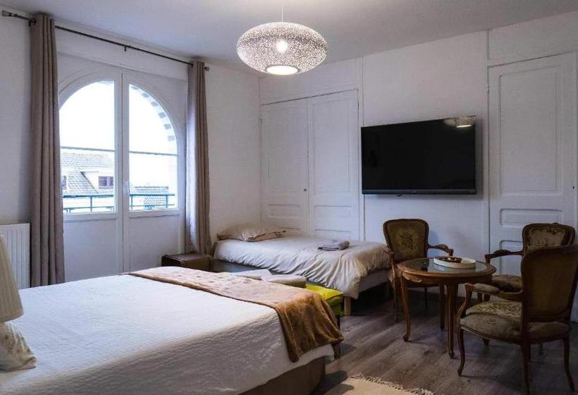 اتاق استاندارد سه نفره, A La Villa Perroy Les Chambres Sont Spacieuses Et Les Petit Déjeuners Offerts