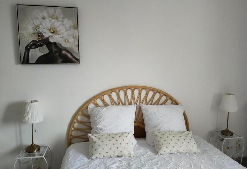 اتاق استاندارد سه نفره, A La Villa Perroy Les Chambres Sont Spacieuses Et Les Petit Déjeuners Offerts
