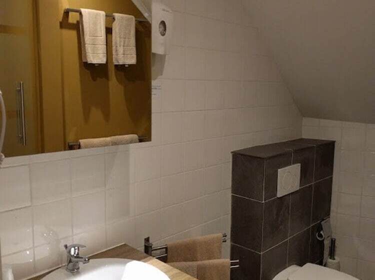 Четырехместный Номер Стандарт, Canalview Hotel Ter Reien