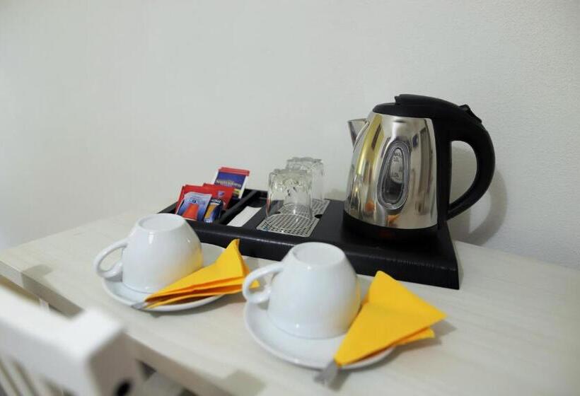 اتاق لوکس, A Room De  Scugnizzi