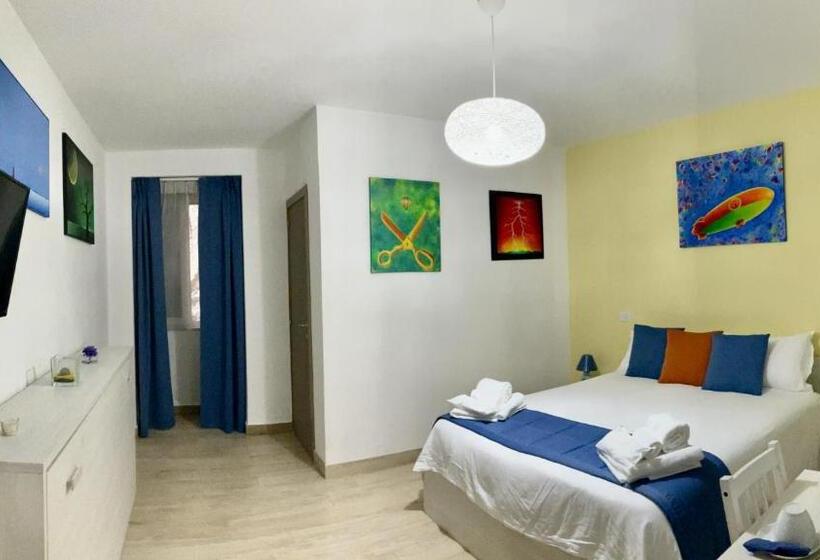 اتاق لوکس, A Room De  Scugnizzi