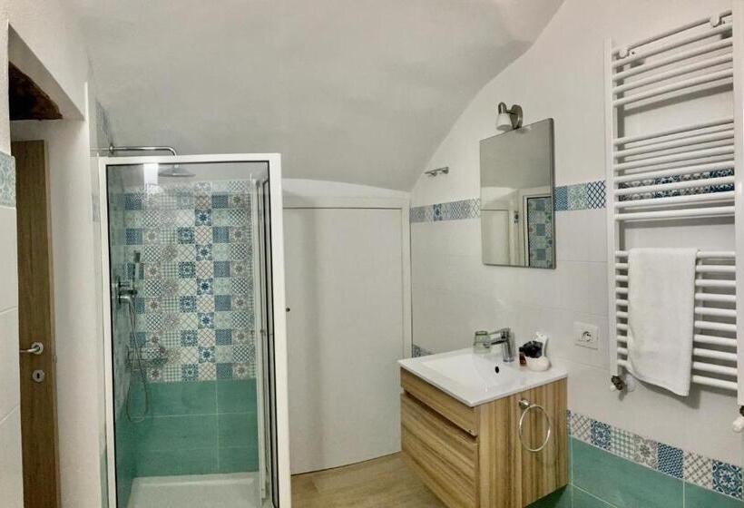 اتاق اجرایی سه نفره, A Room De  Scugnizzi