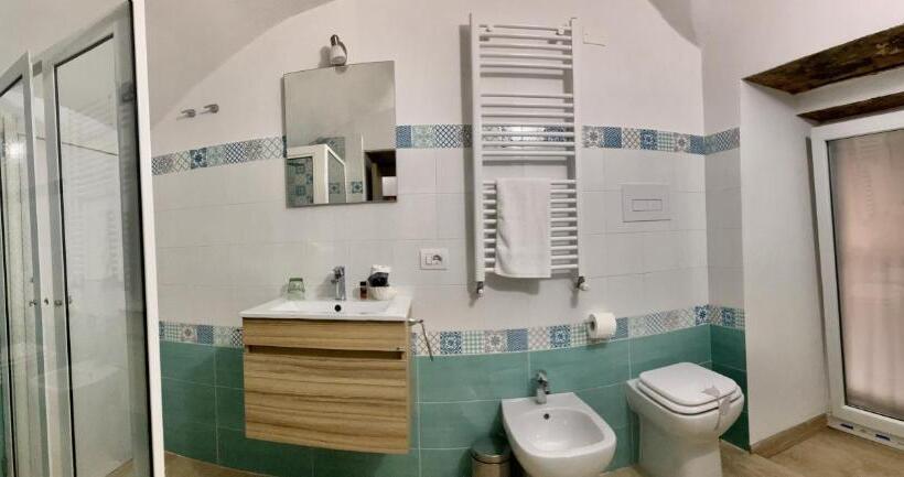 اتاق اجرایی سه نفره, A Room De  Scugnizzi