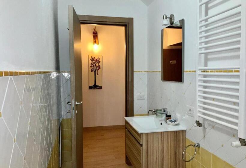 اتاق سوپریور خانوادگی, A Room De  Scugnizzi