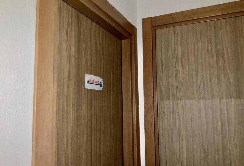 اتاق سوپریور خانوادگی, A Room De  Scugnizzi
