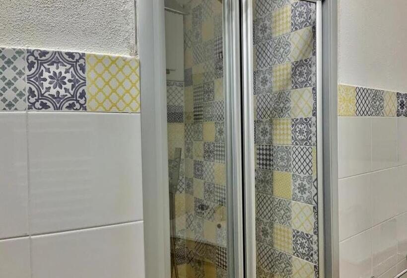 اتاق لوکس, A Room De  Scugnizzi