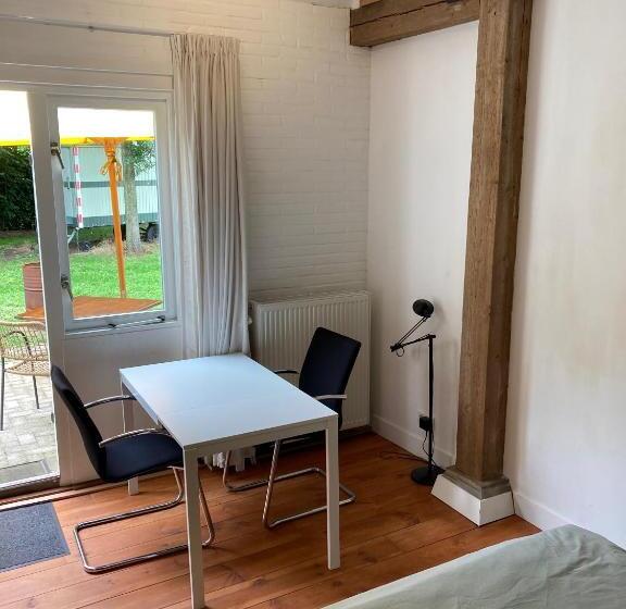 Escritório Estándar, B&b De Bievangh