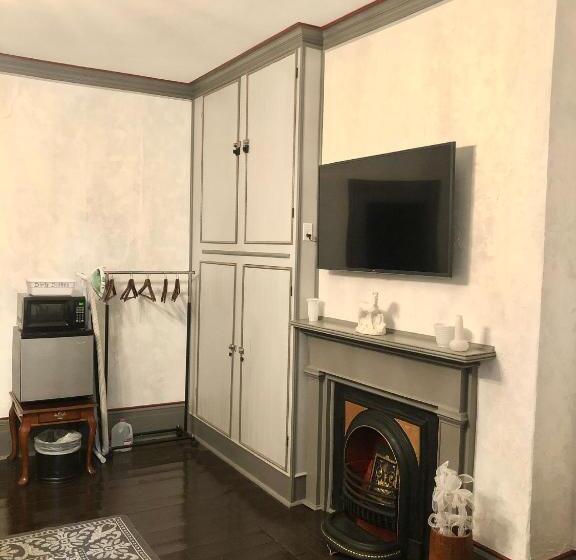 家庭工作室, Belmont Inn