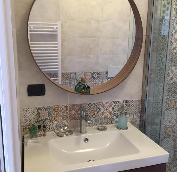 اتاق لوکس, Sentirsi A Casa