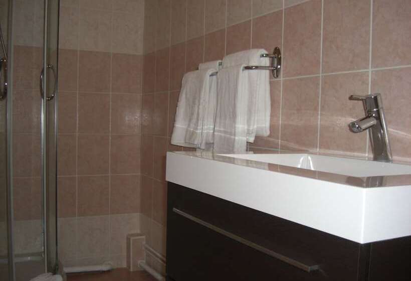 اتاق استاندارد سه نفره, Brit Hotel Magdalena