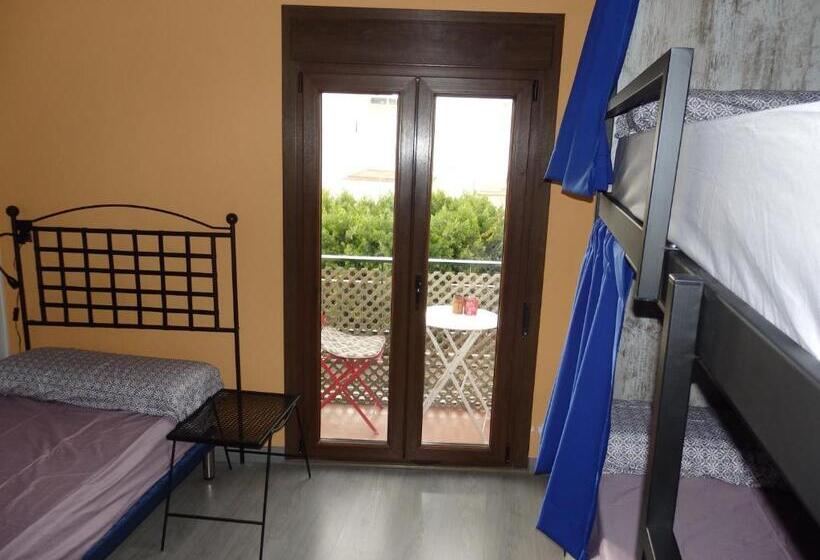 تختخواب در اتاق مشترک, La Pita Guesthouse