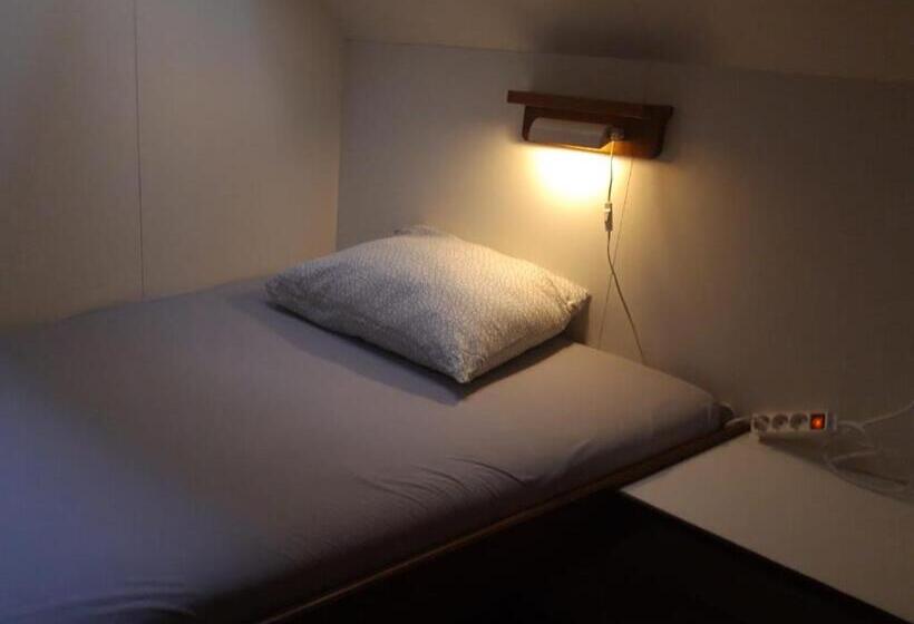 Quarto Estandar Individual, Felicitas