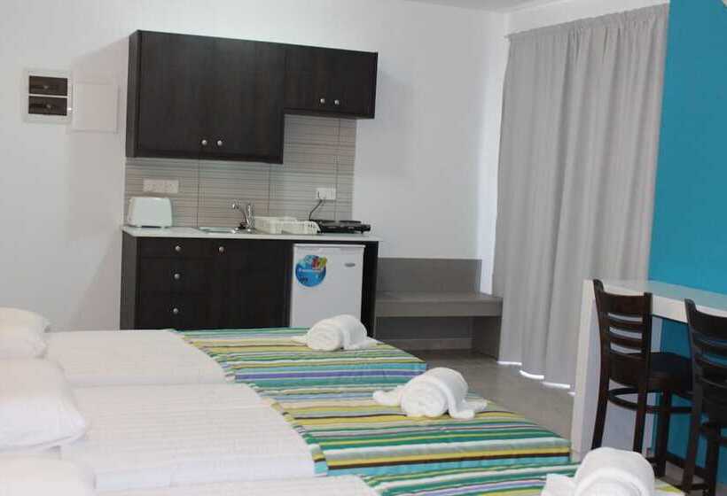 Quarto Triplo Superior, A Maos Hotel Apartments