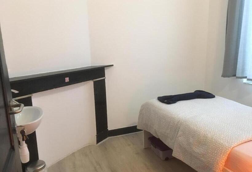 اتاق استاندارد یک تخته با سرویس بهداشتی مشترک, Leonard Room