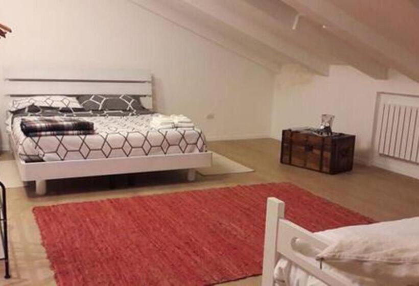 اتاق سه‌نفرۀ استاندارد با سرویس بهداشتی بیرون از اتاق, La Casetta Ferrara B&b