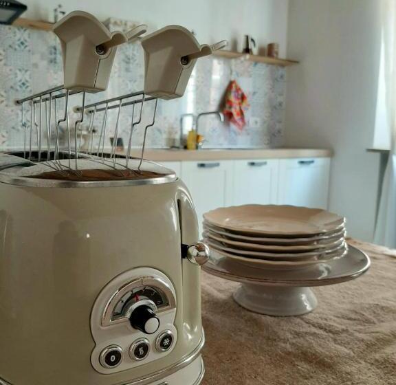 اتاق سه‌نفرۀ استاندارد با سرویس بهداشتی بیرون از اتاق, La Casetta Ferrara B&b