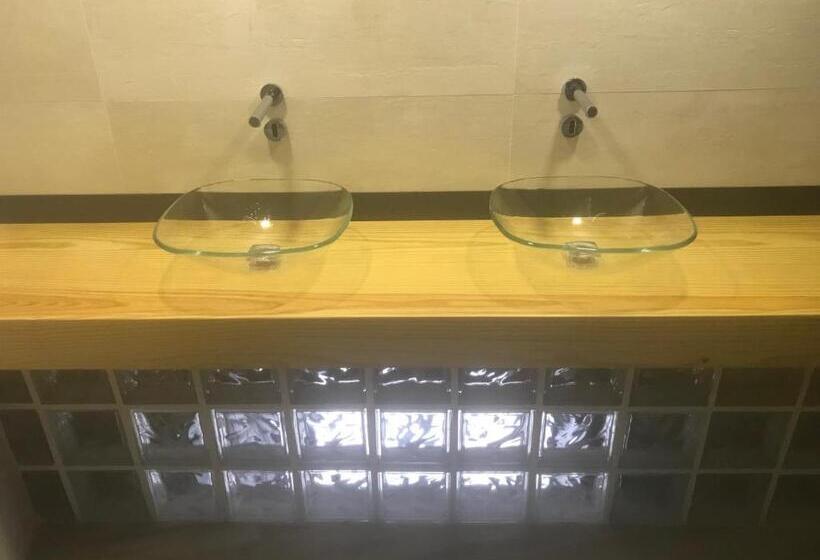 اتاق خانوادگی, Wood Steel & Glass