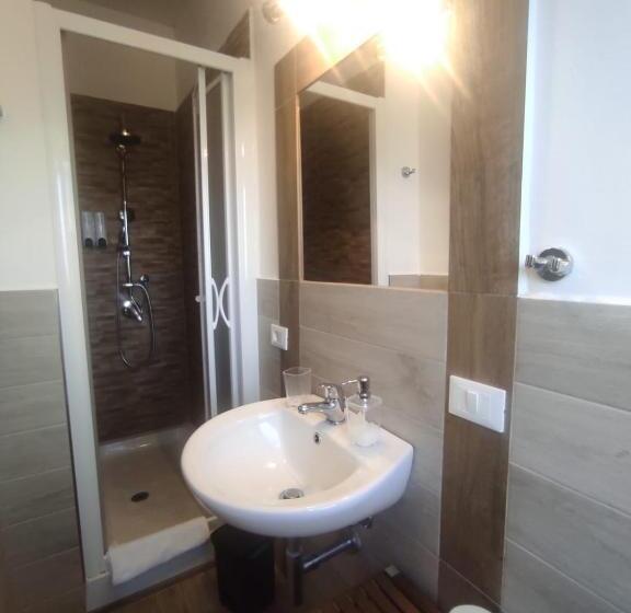Quarto Estandar, Simo Amour