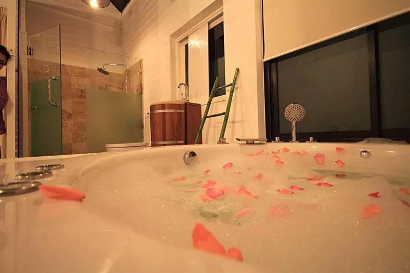 سوئیت با وان آب گرم, Chez Piera Resort