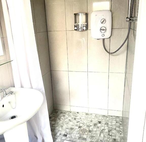 패밀리 룸, Seven Oaks B&b