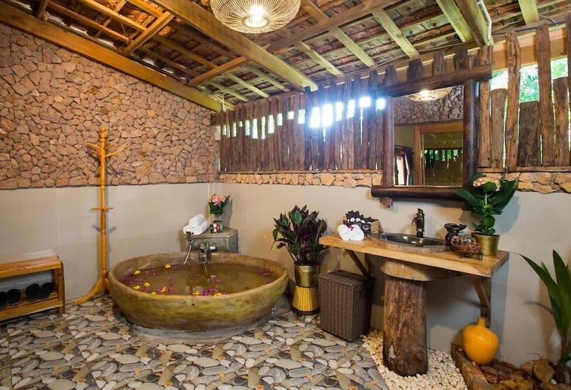 بانگلوی لوکس, Chez Carole Beach Resort & Spa