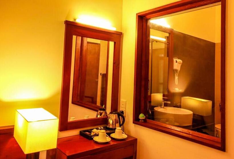 اتاق لوکس, Pelwehera Village Resort