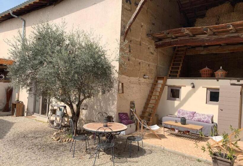 Четырехместный Номер Стандарт Вид на Сад, La Grange De La Batone   Bed And Breakfast