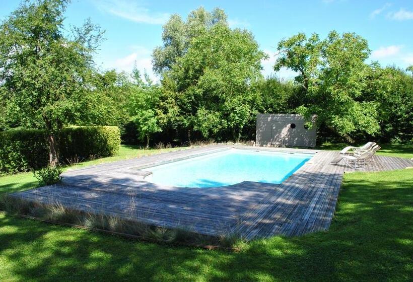 Четырехместный Номер Стандарт Вид на Сад, La Grange De La Batone   Bed And Breakfast