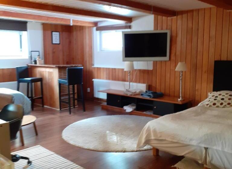 חדר אקונומי לשלושה, Room In Villa Emilia