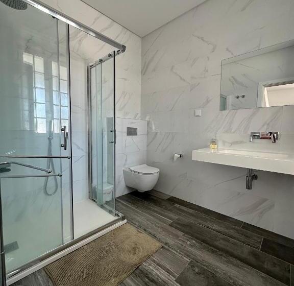 Cama em Quarto Compartilhado, Casa Branca